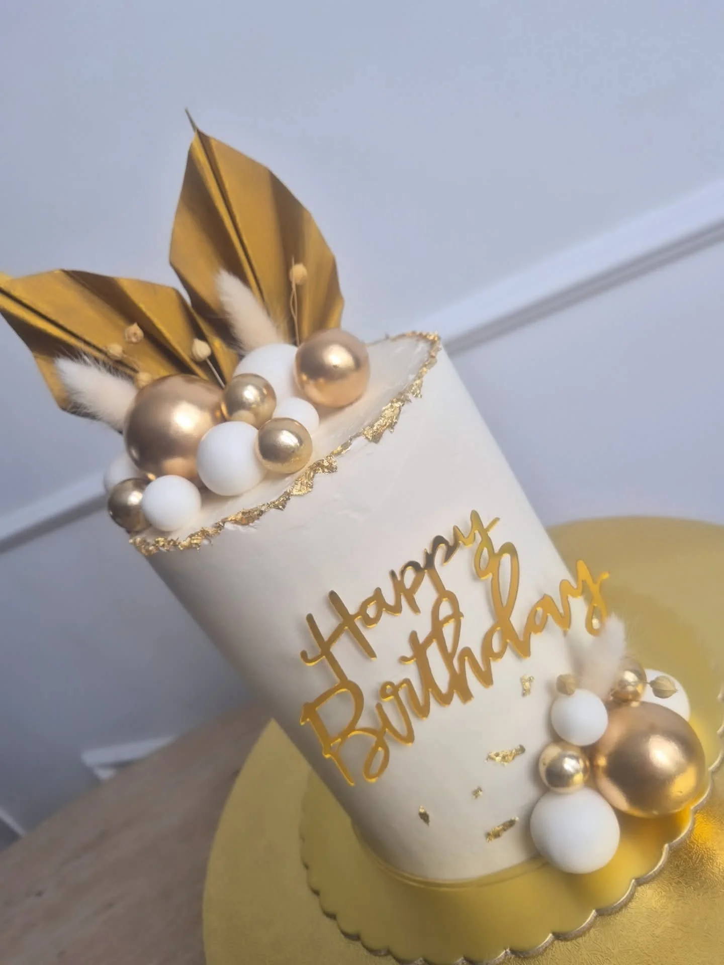 Gâteau élégant blanc et or