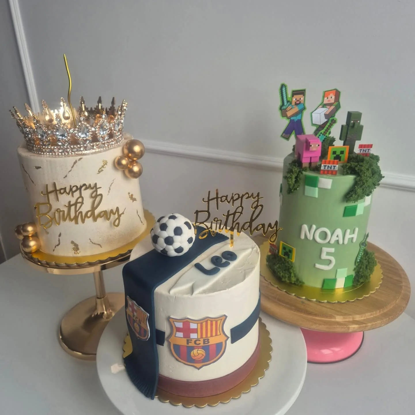 Gâteau avec couronne dorée